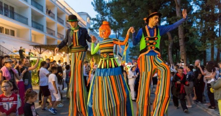 Majski karneval u Budvi u stilu brazilskog: Veselje, šarenilo i odličan provod