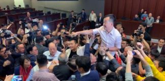 U Hong Kong Stilu: Tuča Poslanika u Parlamentu Tuča poslanika u Hong Kongu; Foto: REUTERS/James Pomfret
