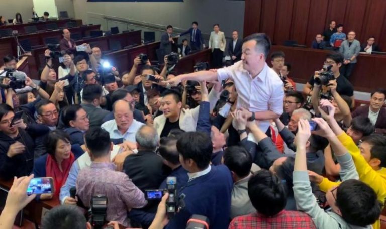 U Hong Kong Stilu: Tuča Poslanika u Parlamentu