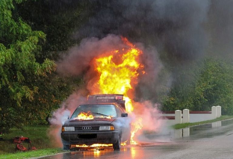 Tuča gostiju na slavi: Domaćinu pukao film pa zapalio gostu automobil