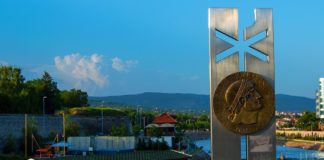 Crni dani za turizam: Korona rasterala turiste u Nišu i Niškoj Banji Spomenik podignut 2013. godine u čast Konstantina Velikog na keju Nišave. Ovim je obeleženo 1.700 godina od donošenja Milanskog edikta i priznanja hrišćanstva.