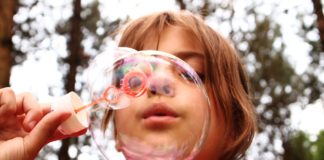 Najveći baloni od sapunice i žvake na Festivalu mehurića u Nišu "Festival mehurića" u parku Čair