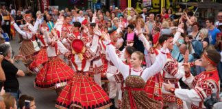 Defile folklornih ansambala kroz centar grada oduševio Nišlije Otvoren 12. Međunarodni studentski festival folklora