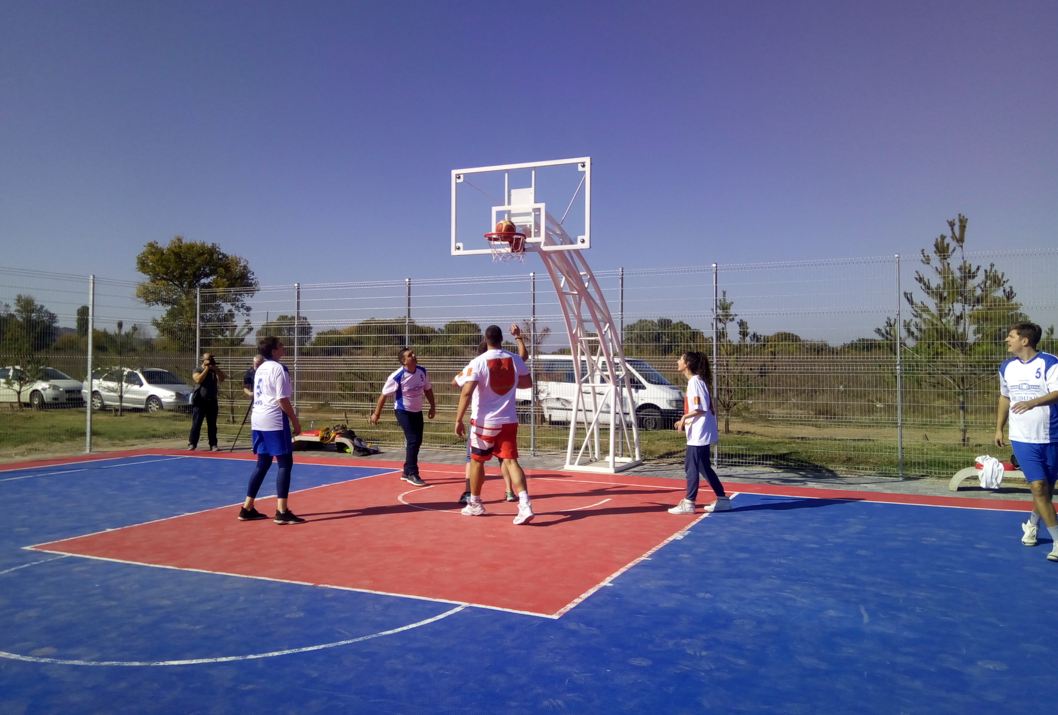 Od deponije napravili mini teren za basket