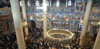 Mnogobrojni vernici na božićnoj liturgiji u Nišu Mnogobrojni vernici na božićnoj liturgiji u Nišu
