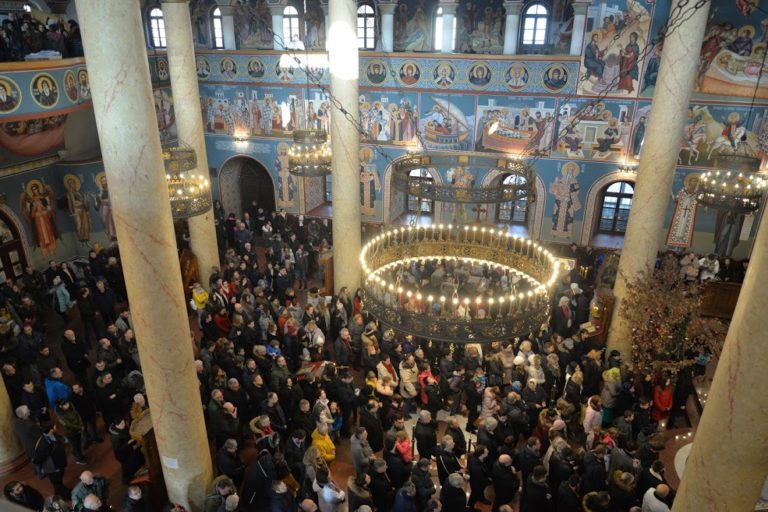 Mnogobrojni vernici na božićnoj liturgiji u Nišu