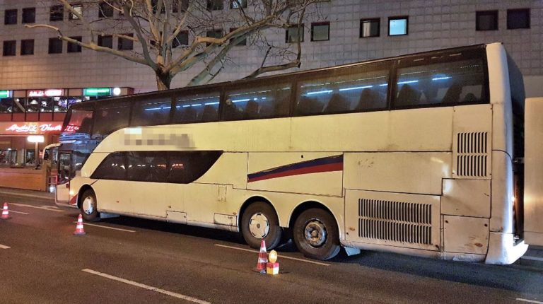 Nemačka policija iz saobraćaja isključila raspadnut autobus iz Srbije