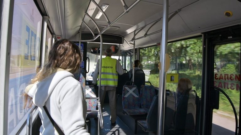 Svi mogu da koriste javni prevoz u Nišu! Kako izgleda vožnja u autobusu za vreme epidemije (VIDEO)