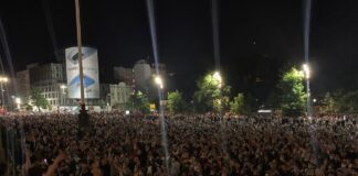 Uhapšene 23 osobe u demonstracijama u Beogradu: Povređeno 17 lica, tri konja, zapaljeno pet automobila Srbija danas