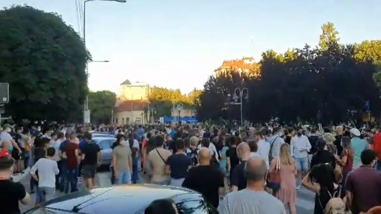 Protest u Nišu: Demonstranti   u centru, ispred gradske skupštine i sedišta gradonačelnika Niša