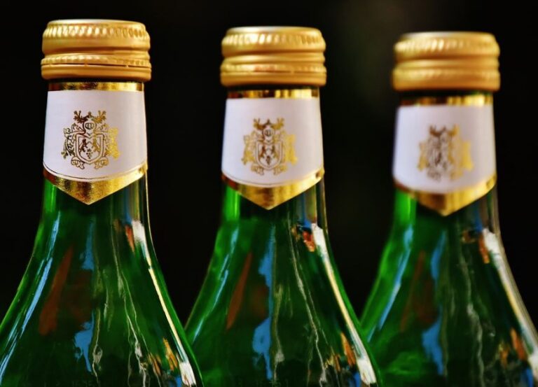 Vlada Srbije 9.200 flaša zaplenjene rakije dala bolnici za dezinfekciju