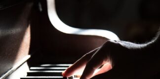 Mladi niški pijanista na sudu zbog sviranja klavira Niški pijanista na sudu zbog vežbanja klavira
