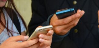 Srednjoškolke iz Niša osmislile inovativne maske za telefone mobilni