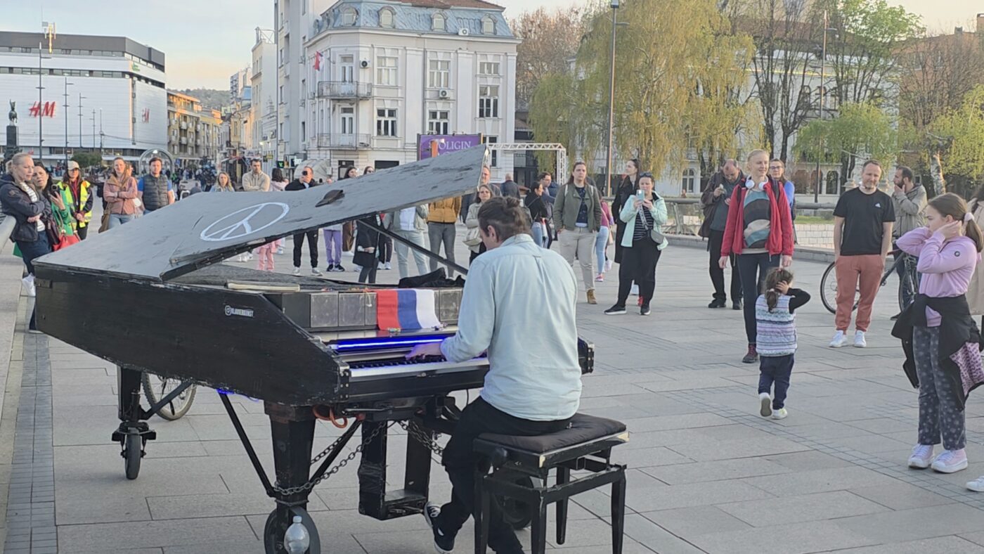 Italijanski pijanista na ulicama Niša: Muzika za mir i toleranciju