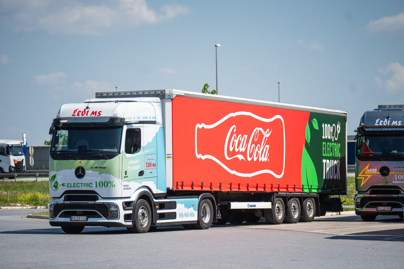 Prvi električni šleperi kompanije Coca-Cola HBC Srbija na najdužoj ruti u domaćem transportu
